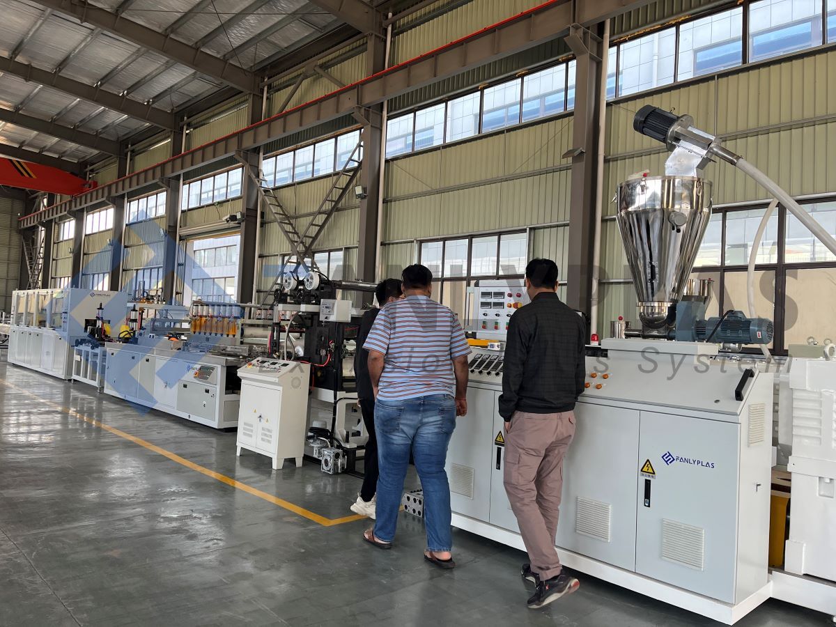customers visit fanlyplas factory31
