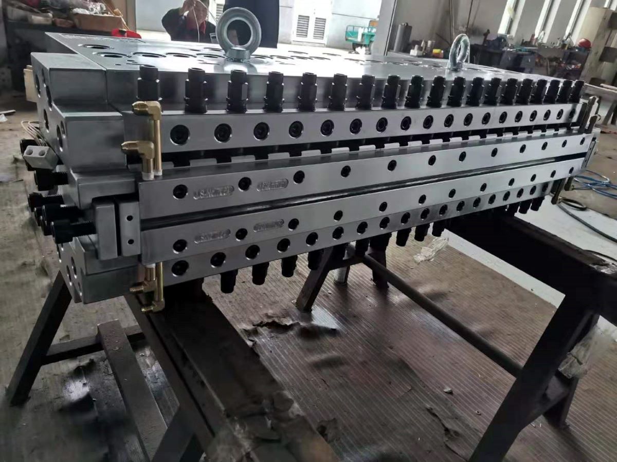 spc flooring production line t die fanlyplas 1