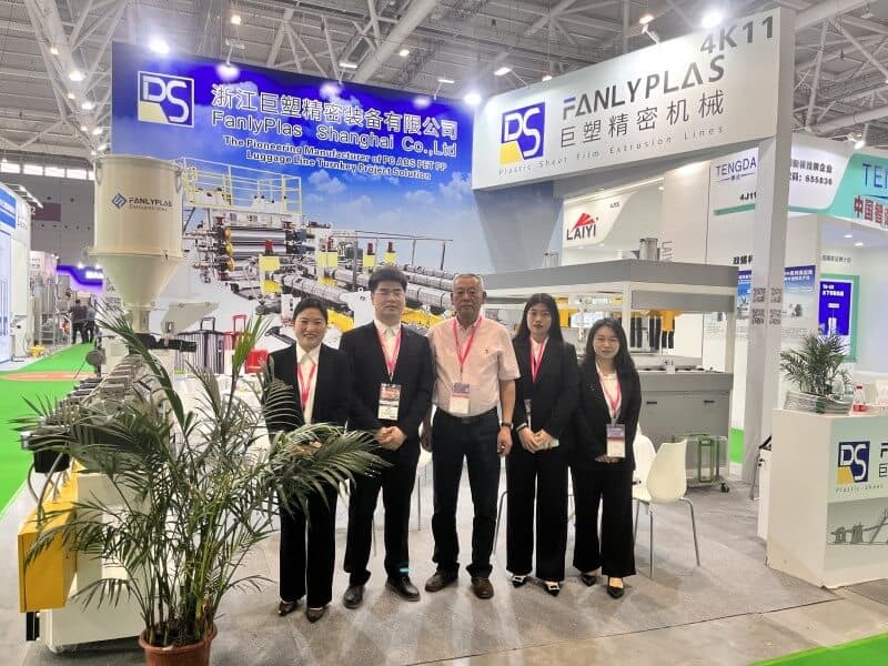 fanlyplas team at shenzhen plastics exhibition 2819